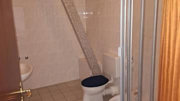 Apartamento básico, vista para a cidade | Banheiro