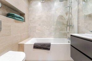 Shower - Spacious 1 Bed Apartment in Whitehall, Bristol (Redfield)