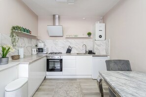 Køleskab, mikrobølgeovn, ovn, kogeplade