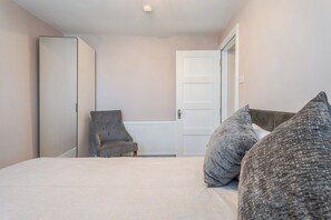 1 bedroom, free WiFi, bed sheets - Delightful 1 Bed Apartment (Redfield)