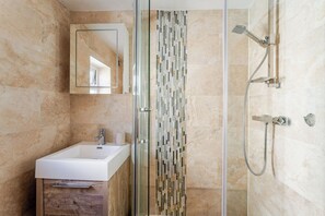 Towels - Spacious 2 Bed Contractor and Family Apartment (Redfield)