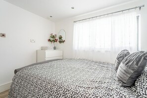 2 bedrooms, free WiFi, bed sheets - Spacious 2 Bed Contractor and Family Apartment (Redfield)
