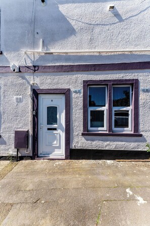 Exterior detail - Spacious 2 Bed Contractor and Family Apartment (Redfield)