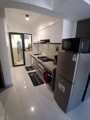 Private kitchen - Chic 2BR with Gym & Skyline views - Westlands (Nairobi)