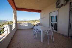 Outdoor dining - Piana Grande Suliventumari apartment facing the sea (Ribera)