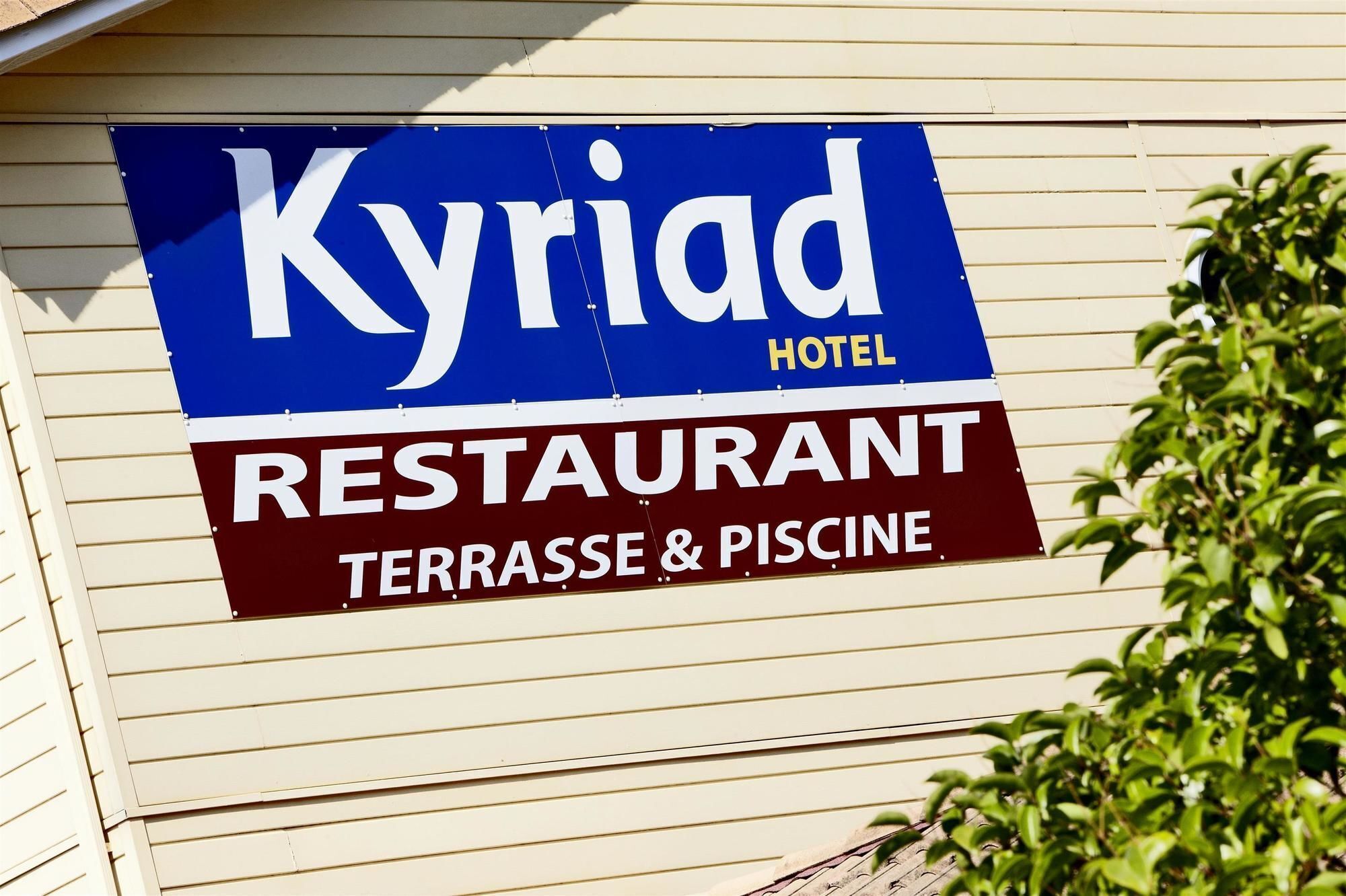 Schild für das Kyriad Hotel Restaurant mit Terrasse und Pool.