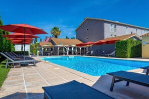 Outdoor pool - Kyriad Marseille Est - Aubagne Gemenos (Gemenos)