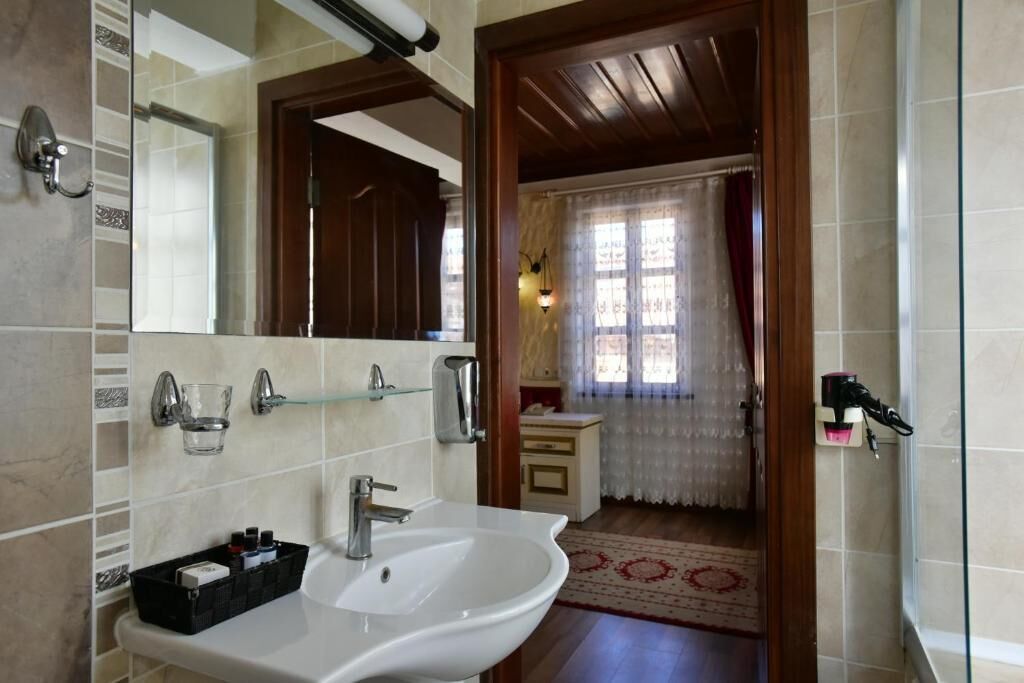 Deluxe Double Room, Patio, Garden View | Bathroom | Slippers