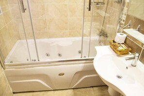 Deluxe-Doppelzimmer, Terrasse, Gartenblick | Badezimmer