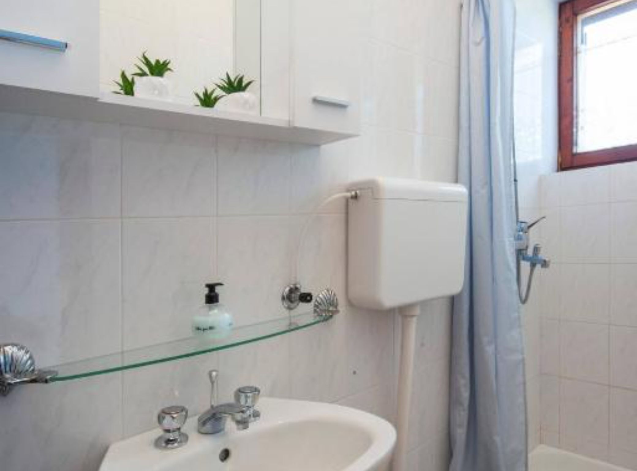 Apartment (Double Room with Sea View and Balcony) | Bilik Mandi | Pancuran mandi, tuala disediakan 