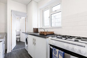 Frigorífico, microondas, horno y placa de cocina