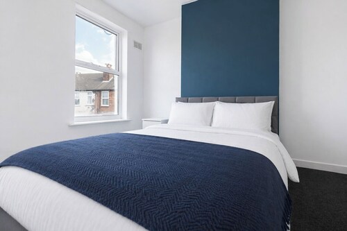 Large House, Perfect for Contractors, Sleeps 8