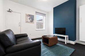 TV - Large House, Perfect for Contractors, Sleeps 8 (Park Village)