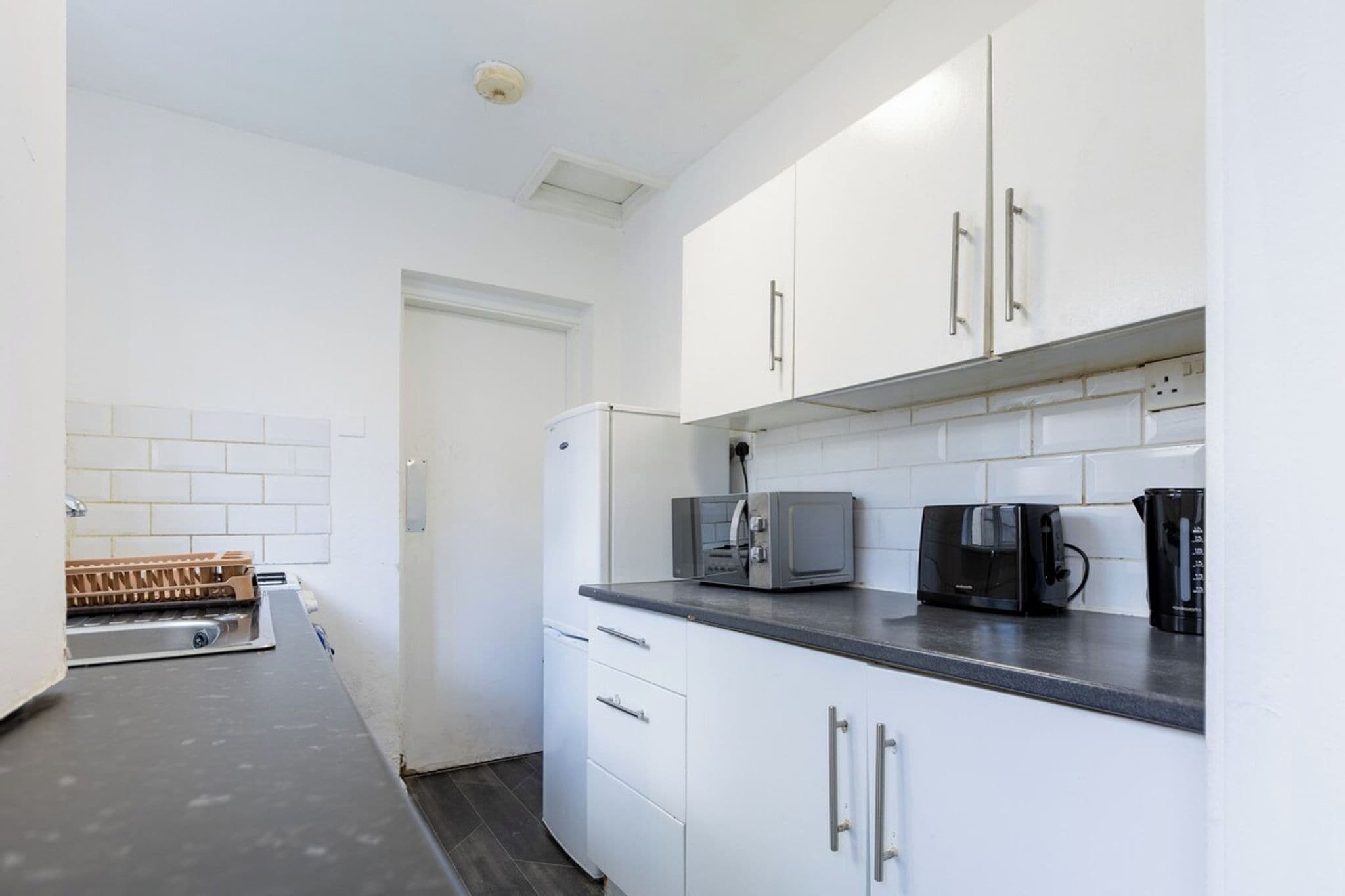 Frigorífico, microondas, horno y placa de cocina