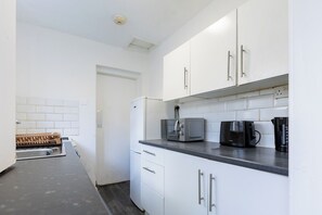 Frigorífico, microondas, horno y placa de cocina