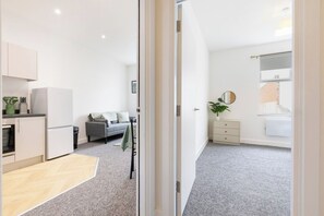 TV - Central Apartment, Ideal for Couples, Sleeps 4 (Leicester)
