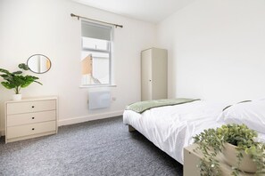 1 bedroom, iron/ironing board, Internet, bed sheets - Central Apartment, Ideal for Couples, Sleeps 4 (Leicester)