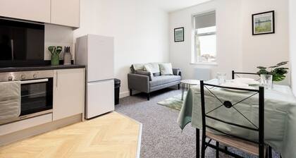 Central Apartment, Ideal for Couples, Sleeps 4
