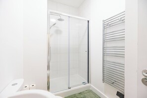 Hair dryer, towels - Central Apartment, Ideal for Couples, Sleeps 4 (Leicester)