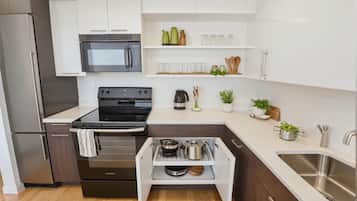 Premium Penthouse | Private kitchen | Fridge, microwave, oven, stovetop