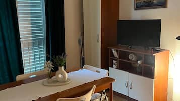 Studio (Studio Apartment)