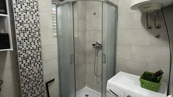 Studio (Studio Apartment) | Bathroom | Shower, towels