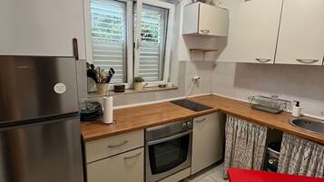 Studio (Studio Apartment) | Dapur peribadi | Peti sejuk