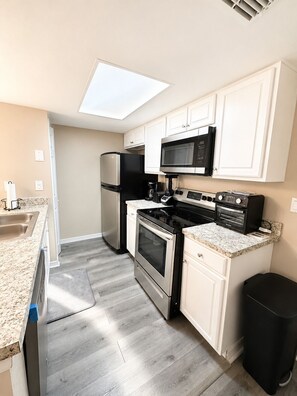Microwave, oven, stovetop, dishwasher - Spacious 3b/2b, next Disney, Game Room, Confortable Fully equiped-The Best Place (Kissimmee)