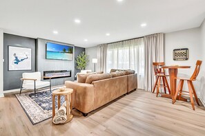 TV, fireplace