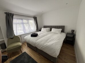 4 bedrooms, free WiFi, bed sheets - Stunning 4 Bedroom, 4 Bath home in Harrow. 6 min to Wembley and 15 min to London (Harrow)