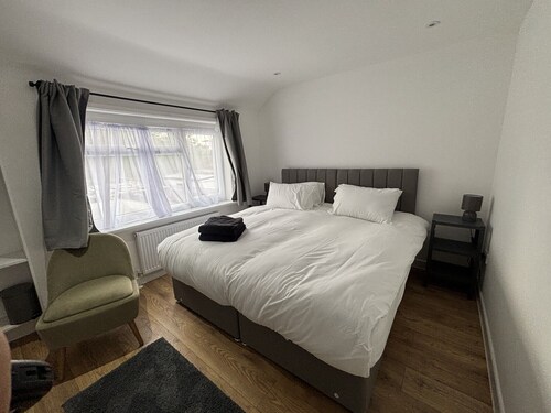 Stunning 4 Bedroom, 4 Bath home in Harrow. 6 min to Wembley and 15 min to London