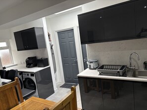 Private kitchen - Stunning 4 Bedroom, 4 Bath home in Harrow. 6 min to Wembley and 15 min to London (Harrow)