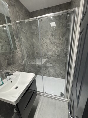 Towels, soap, toilet paper - Stunning 4 Bedroom, 4 Bath home in Harrow. 6 min to Wembley and 15 min to London (Harrow)