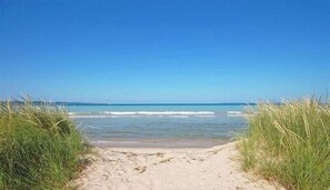 På stranden