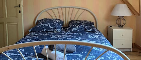 4 bedrooms, bed sheets