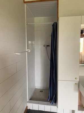 Dusche, Handtücher, Toilettenpapier