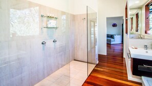 Shower - GRASSTREE 26 - A SECLUDED ROMANTIC RETREAT (AGNES WATER)