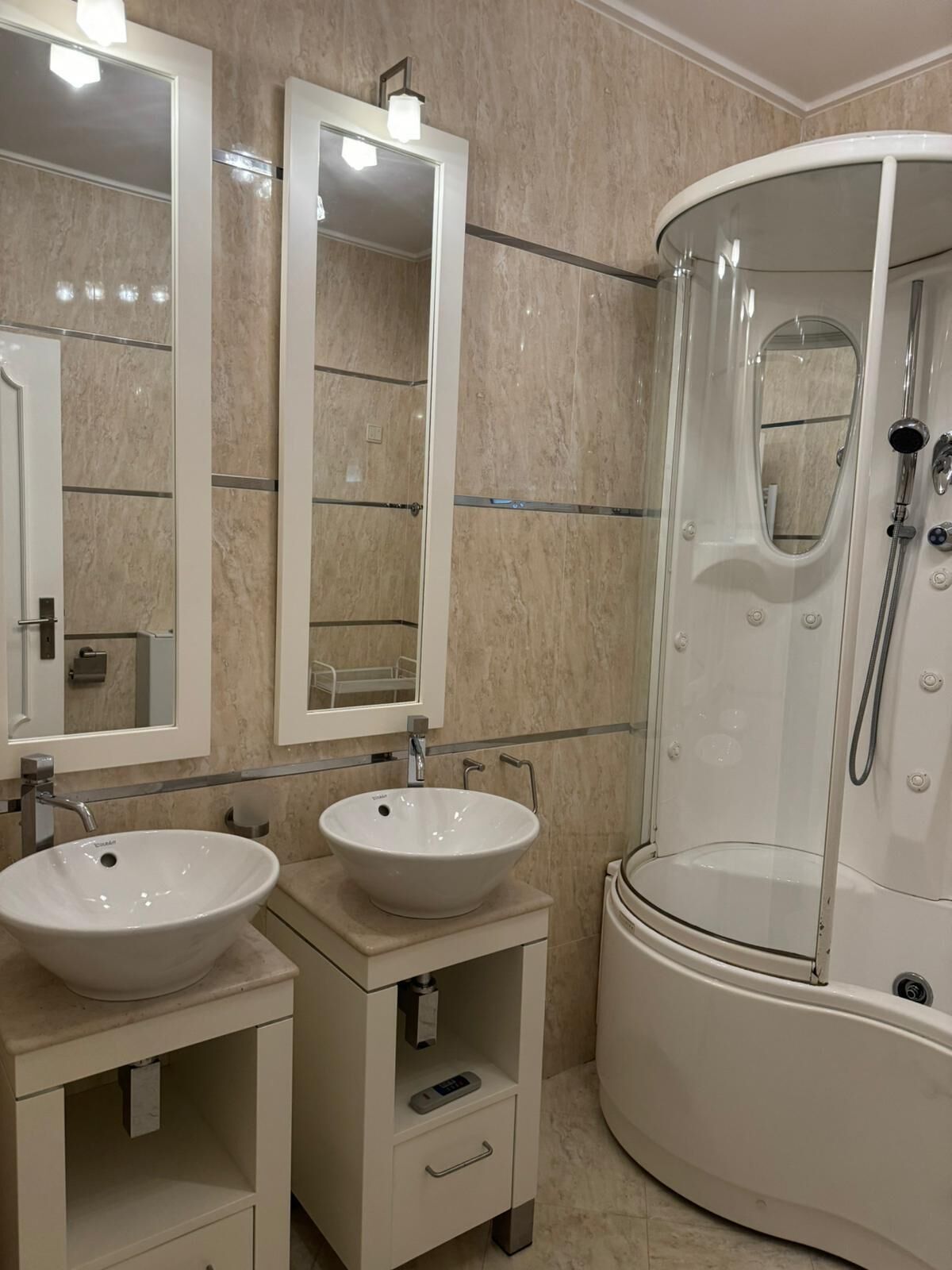 Jetted tub, hair dryer, bidet, towels