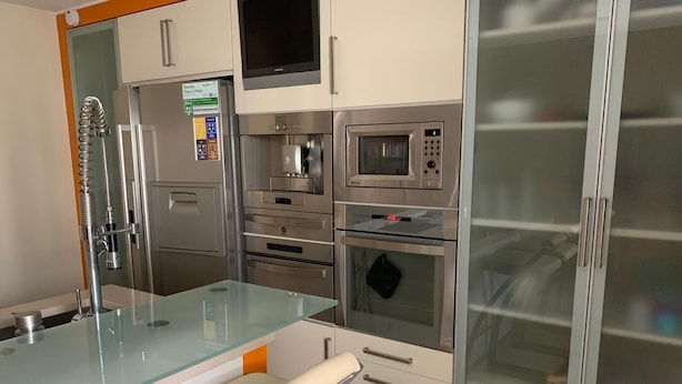 A modern kitchen with stainless steel appliances, a glass countertop, and a built-in oven. - Vacation home with barbecue, great access to Porto (Alfena)
