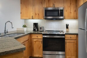 Private kitchen -  Marriott Timber Lodge3-bedroom/3 bath at Heavenly Village & Stateline Casinos (South Lake Tahoe)