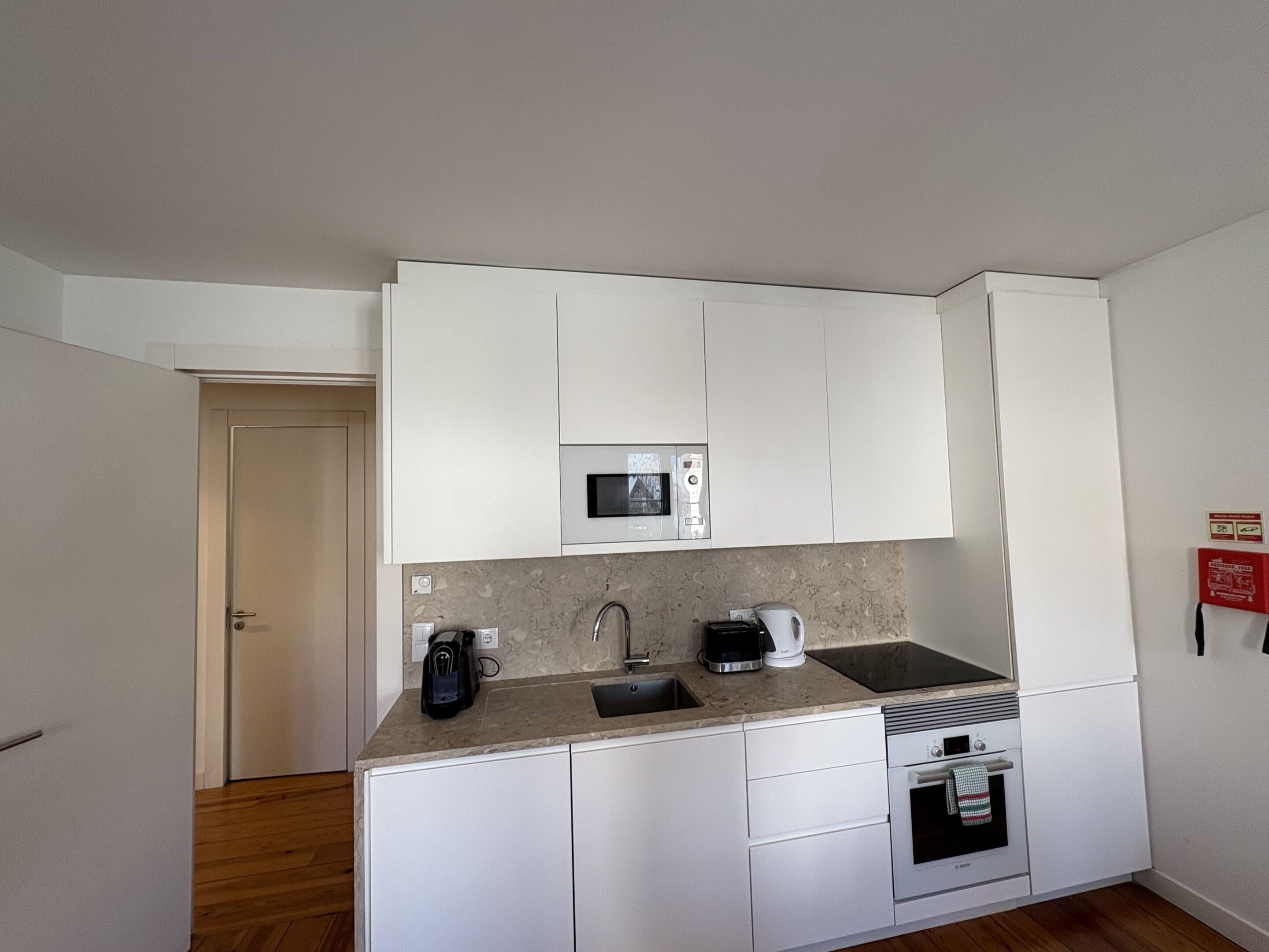 Deluxe appartement, en-suite badkamer, uitzicht op rivier (Alfama Premium) | Gemeenschappelijke keuken | Een koelkast/vriezer, een magnetron, een kookplaat, een vaatwasser
