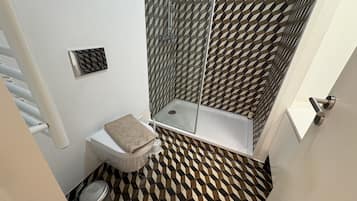 Deluxe Apartment, City View | Bathroom | Shower, hair dryer, towels, soap