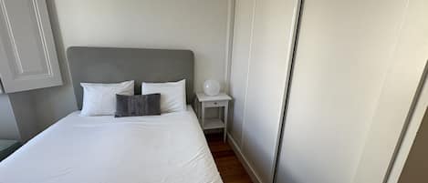 Departamento Deluxe, baño en la habitación, vista al río (Alfama Premium) | Cortinas blackout, tabla de planchar con plancha y wifi gratis