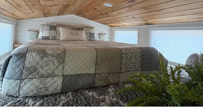 Private Tiny Home w/ Courtyard, Grill & Quiet Location – Sleeps 2