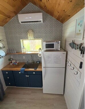 Fridge, microwave, coffee/tea maker, toaster - Private Tiny Home w/ Courtyard, Grill & Quiet Location – Sleeps 2 (Pensacola)