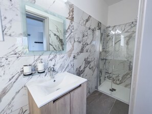 Shower, hair dryer, bidet, towels - Grand villa Lynn seaview Ayia Napa (Paralimni)