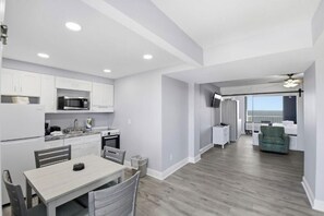 Dining - Cozy 1-bedroom condo in welcoming Ormond Beach with AC and gym (Ormond Beach)