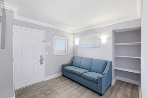Living area - Cozy 1-bedroom condo in welcoming Ormond Beach with AC and gym (Ormond Beach)