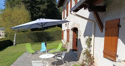 Appartement avec terrasse. 15 mn du centre du bourg, au calme dans la verdure.