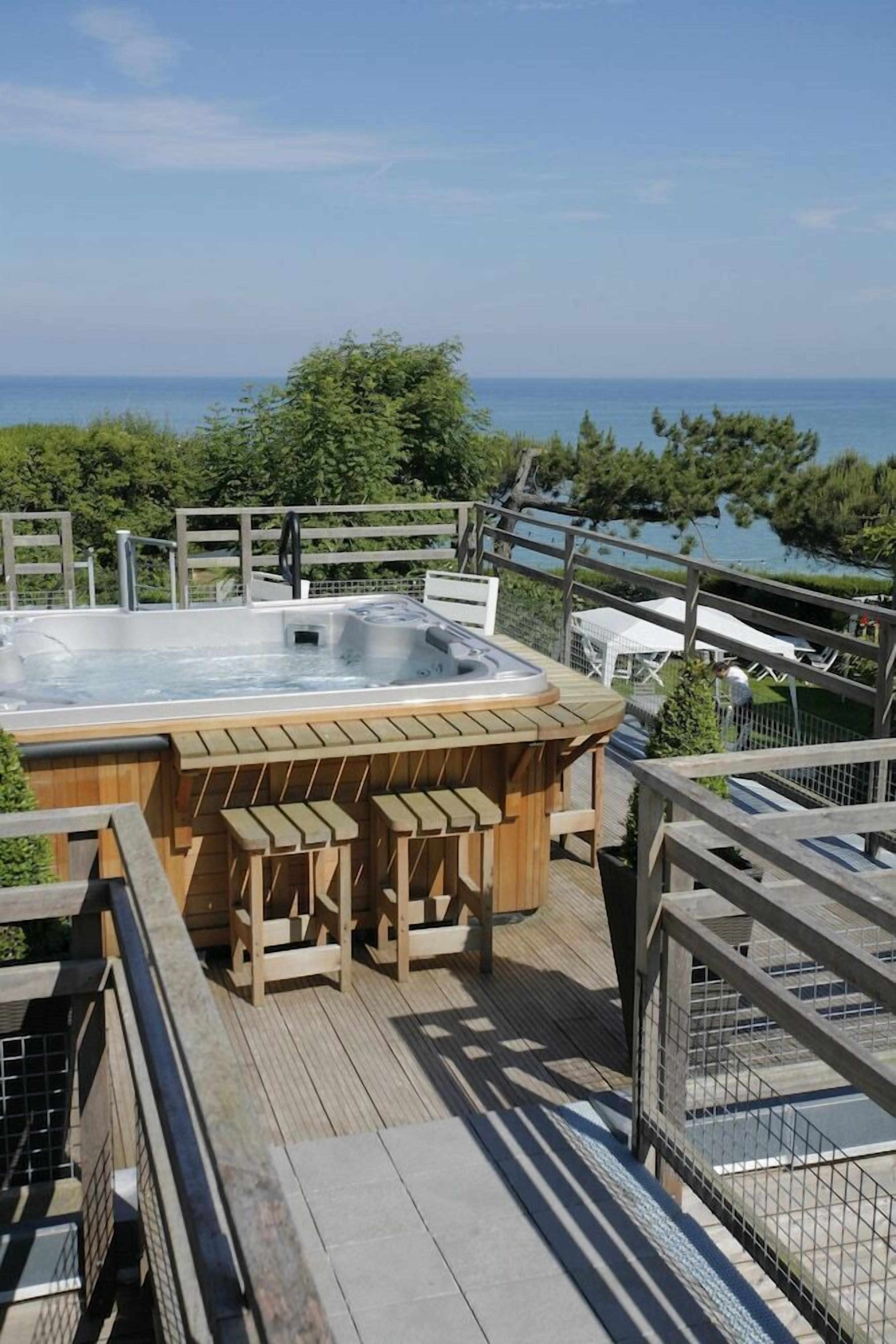 Outdoor spa tub